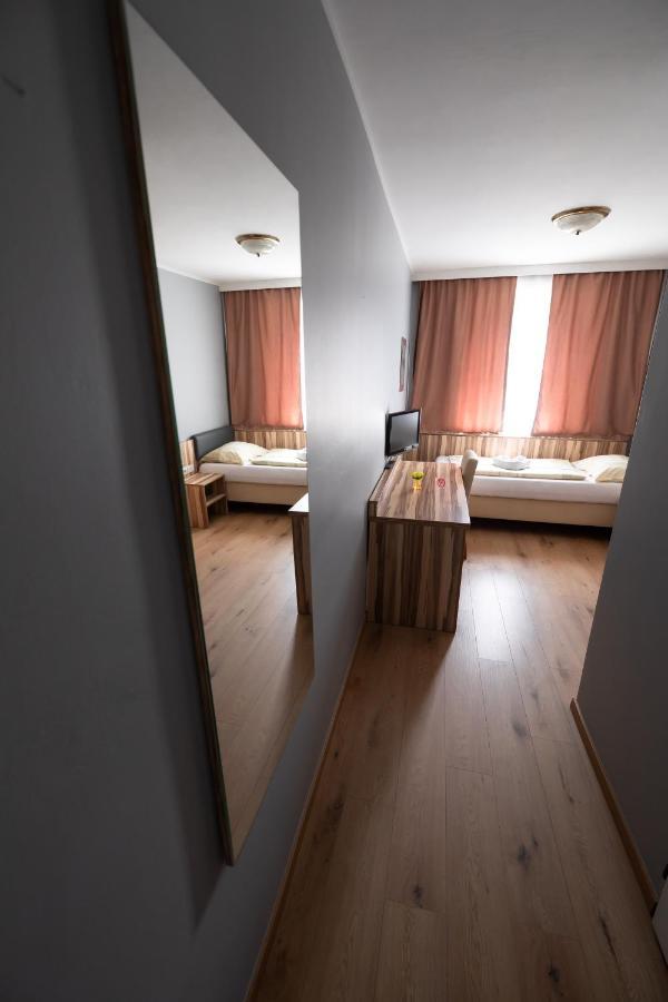 Hotel Am Limes Enns Esterno foto
